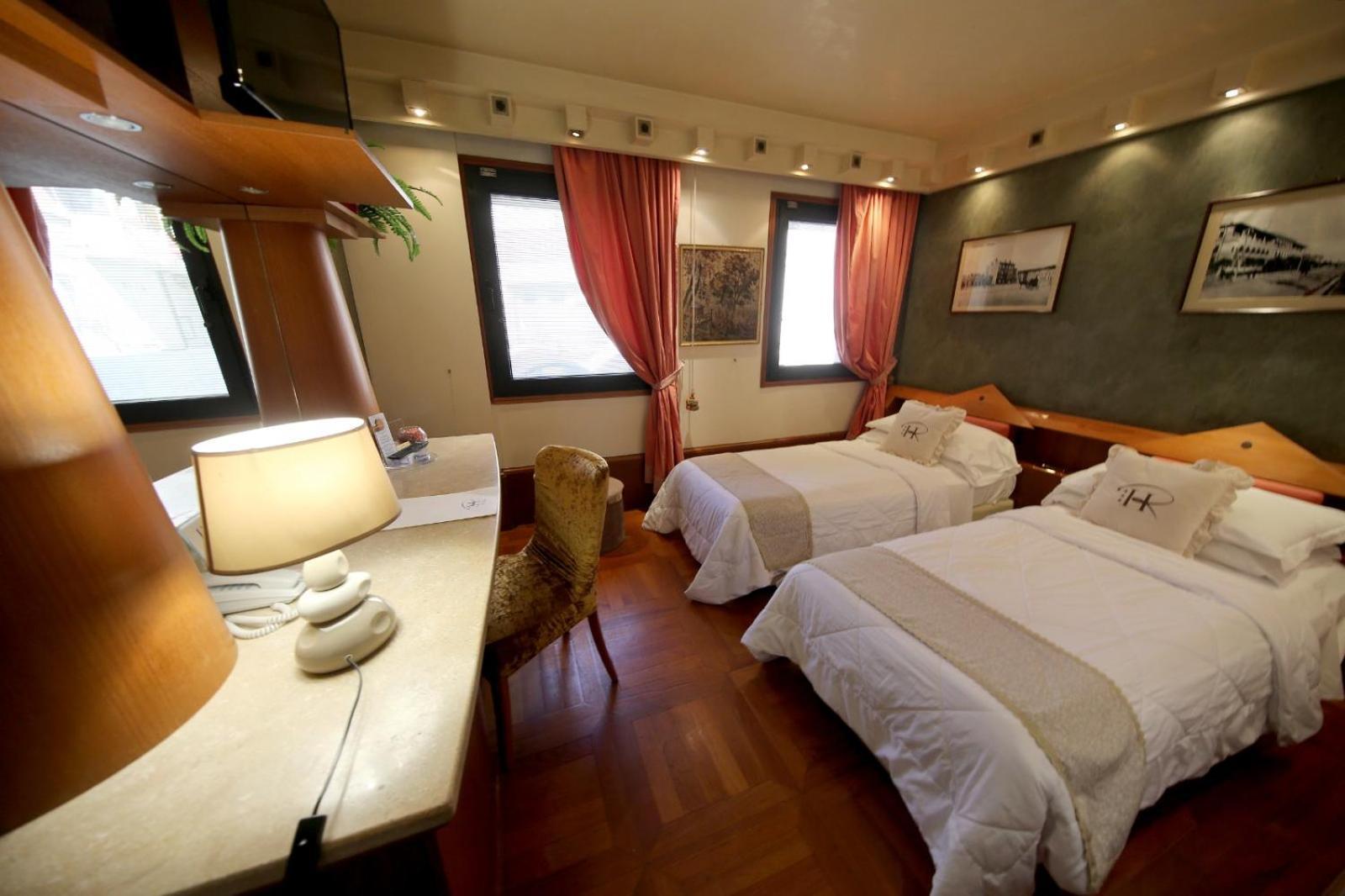 Hr Hotel Монфальконе Экстерьер фото